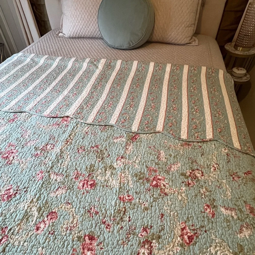 Reversible King Quilt Like New: Light Teal Floral & Stripe Reversible Quilt